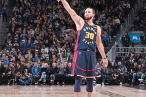 九游体育库里连续十场比赛得分超过出色防守，勇士挑战极限！(库里哪场比赛62分)