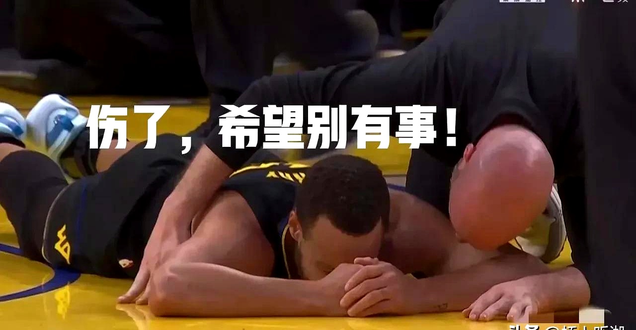 库里一次失误导致丢分，巴萨主帅愤怒砸战术本！！的简单介绍