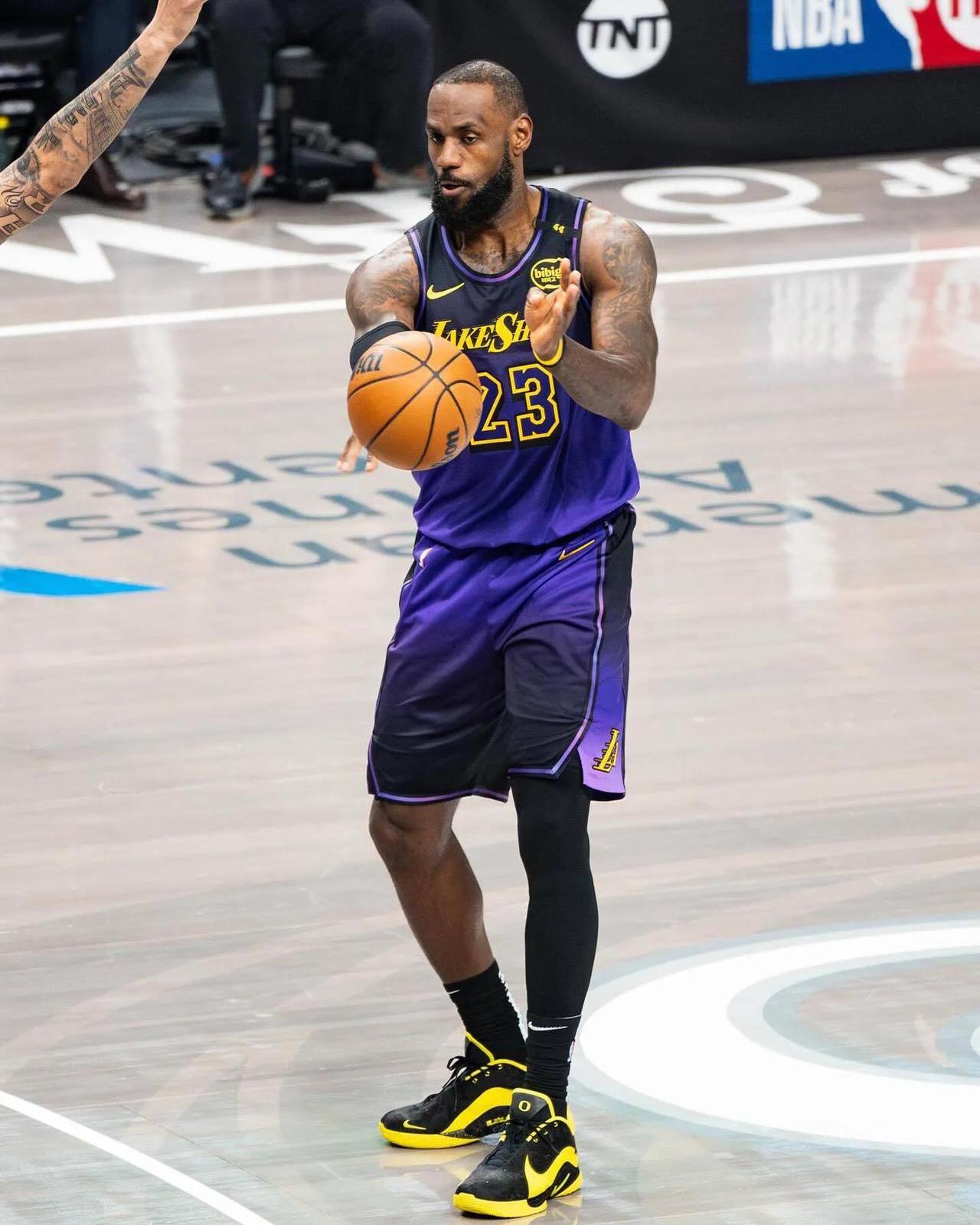 关于詹姆斯回归赛场,关键助攻首场状态亮眼,湖人观众沸腾!的信息 关于詹姆斯回归赛场,关键助攻首场状态亮眼,湖人观众沸腾!的信息