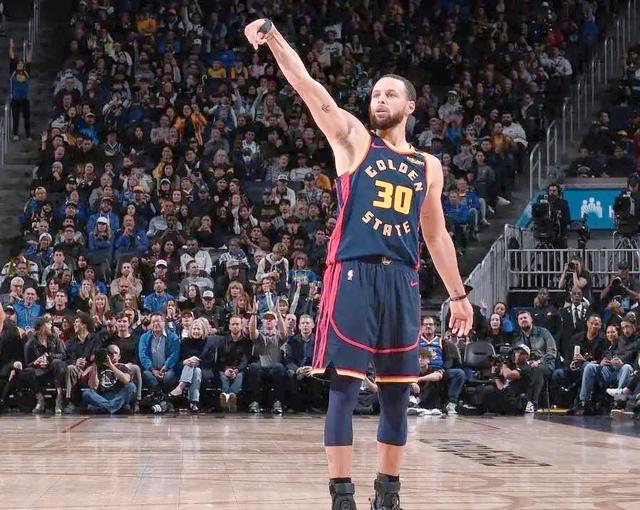 库里连续十场比赛得分超过出色防守，勇士挑战极限！(库里哪场比赛62分)