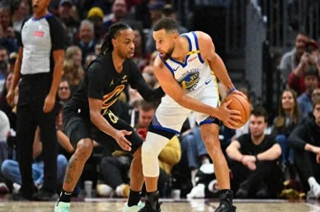 库里连续十场比赛得分超过出色防守，勇士挑战极限！(库里哪场比赛62分)