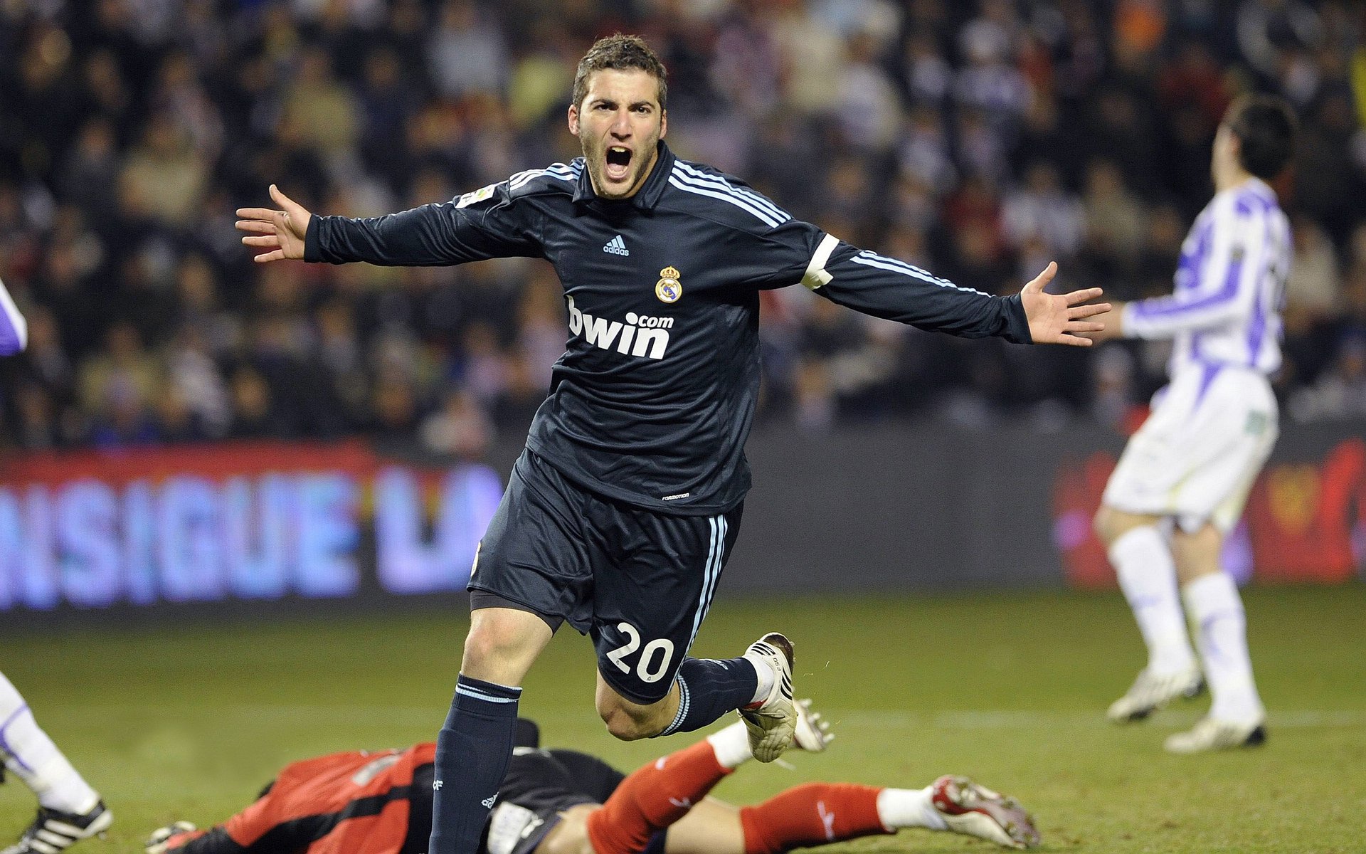 Rookie在老鹰比赛中大胜,赛况扑朔迷离引发热议!